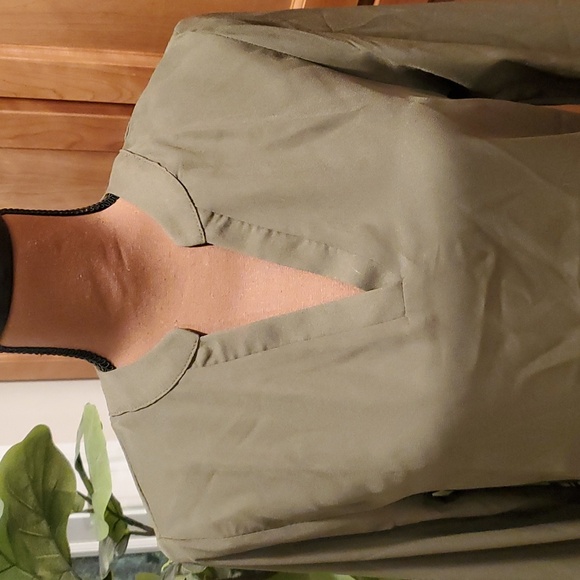 Green top - Picture 2 of 4